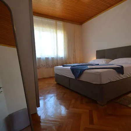 Apartment In 15253 *